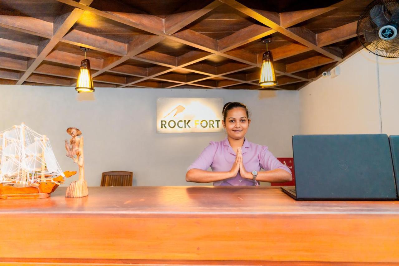 אונה ואטונה Rock Fort Beach Resort מראה חיצוני תמונה