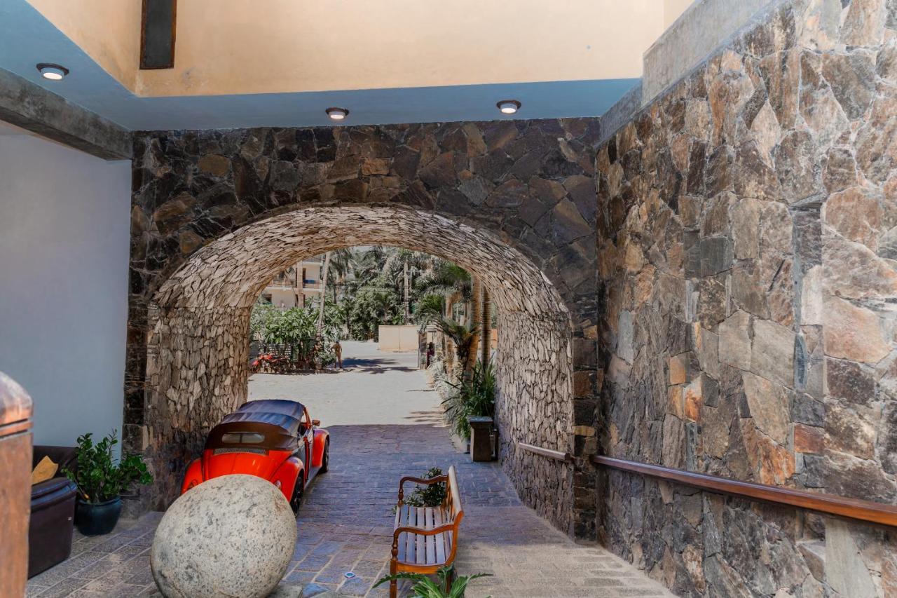 אונה ואטונה Rock Fort Beach Resort מראה חיצוני תמונה