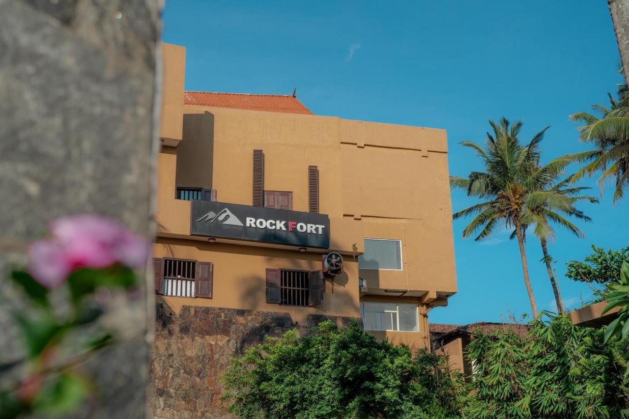 אונה ואטונה Rock Fort Beach Resort מראה חיצוני תמונה