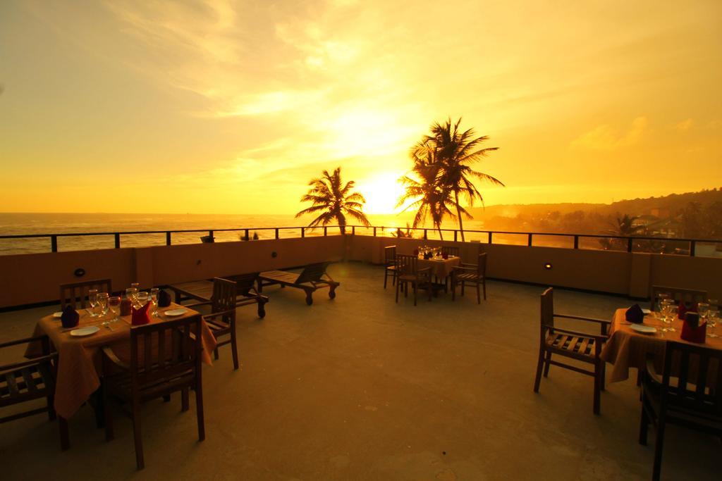 אונה ואטונה Rock Fort Beach Resort מראה חיצוני תמונה